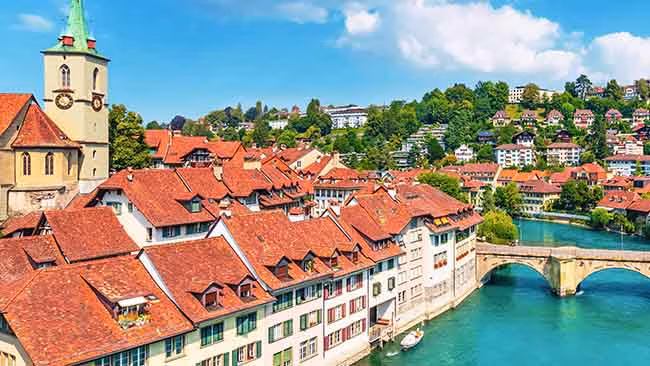 Schweiz - Bern, Blick auf Stadt und Fluss