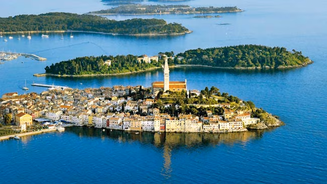 Kroatien - Istrien, Blick auf Hafenstadt Rovinj mit historischer Altstadt