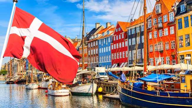 Dänemark Flagge, Stadt Nyhavn, bunte Häuser und berühmtes Hafenviertel in Kopenhagen, Dänemark