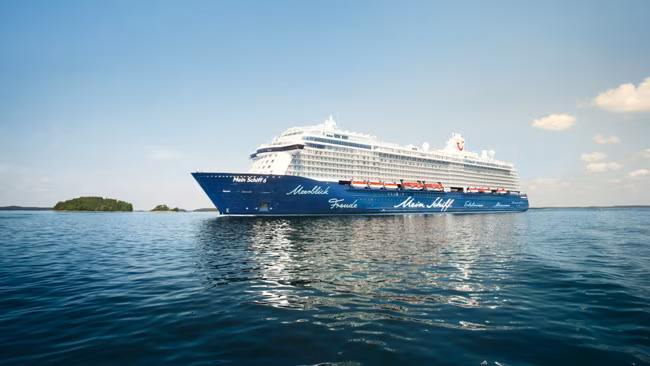 Mein Schiff 6 Kreuzfahrtschiff fahrend im Meer