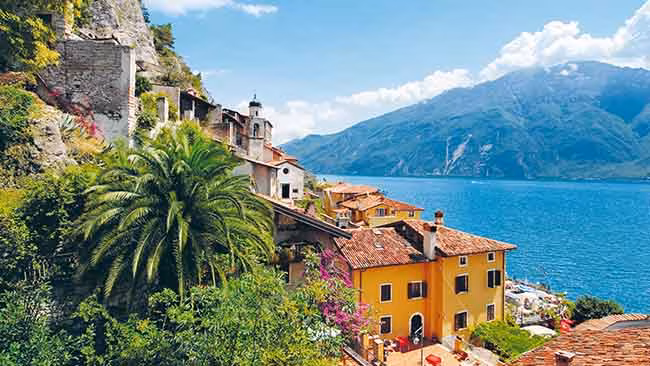 Italien - Gardasee, Dorf mit Blick auf See