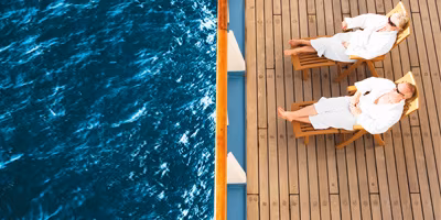 Kreuzfahrt, Paar auf Deck