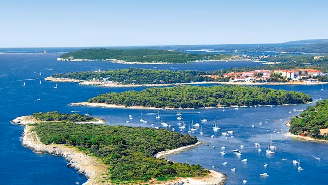Kroatien - Halbinsel Istrien, Pula mit kleinen Inseln und Booten im Meer