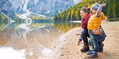Österreich, Frau mit Kind am See