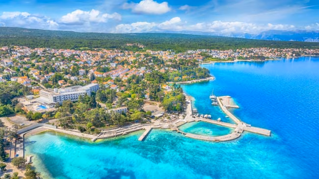 Luftaufnahme Stadt Malinska, Insel Krk, Kroatien