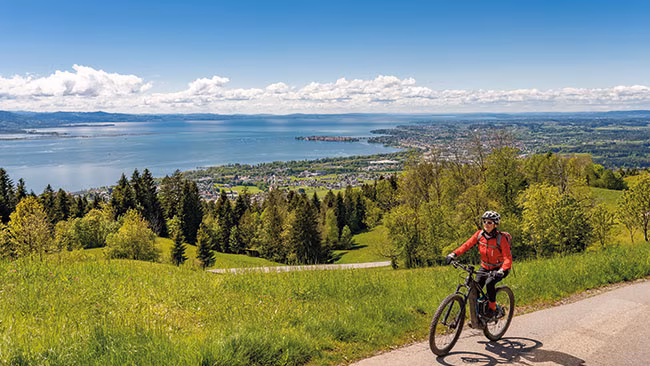 Frau mit E-Bike am Bodensee