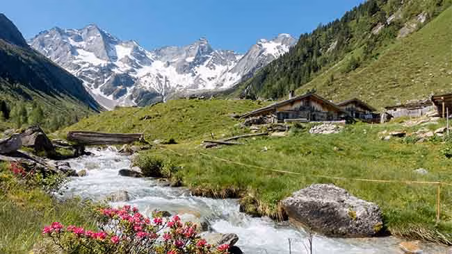 Österreich Zillertal, Bergmassimit Fluss, Alm und Bergwiesen