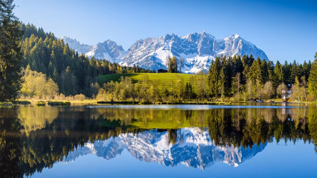 Österreich Kitzbühel Bergpanorama mit See