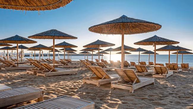 Bulgarien - Goldstrand, Strandabschnitt mit Liegen am schwarzen Meer
