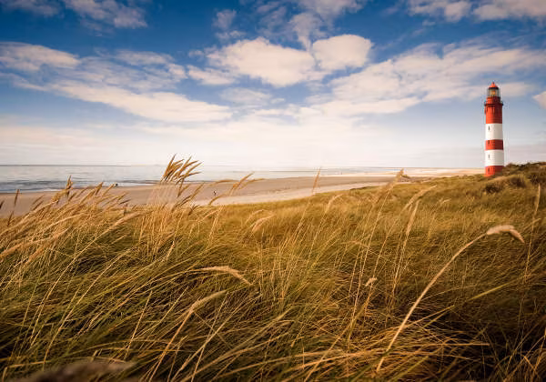Leuchtturm am Strand der Nordsee