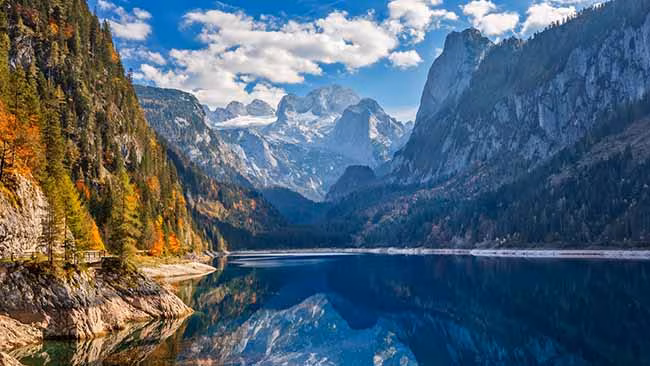 Österreich - Vorarlberg, Bergsee mit Bergmassiv