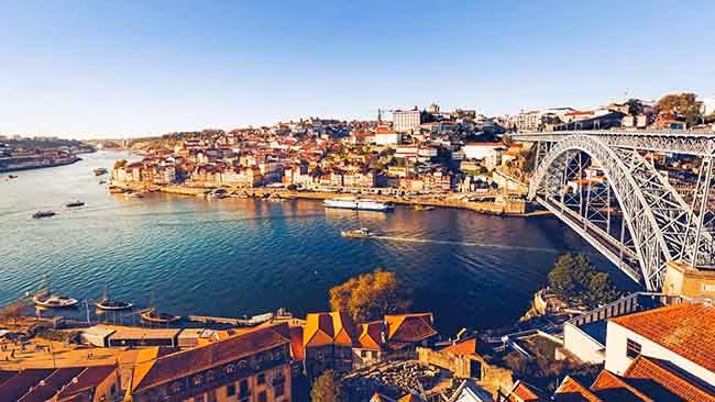 Portugal - Porto, Fluss mit schönem Blick auf die Stadt