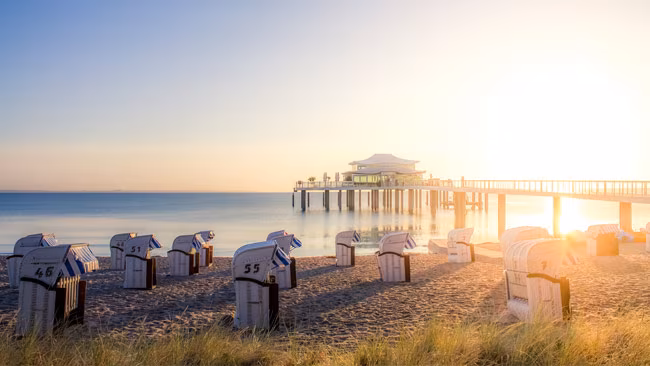 Deutschland - Ostsee, Niendorf mit Blick auf Timmendorfer Strand mit Strandkörben