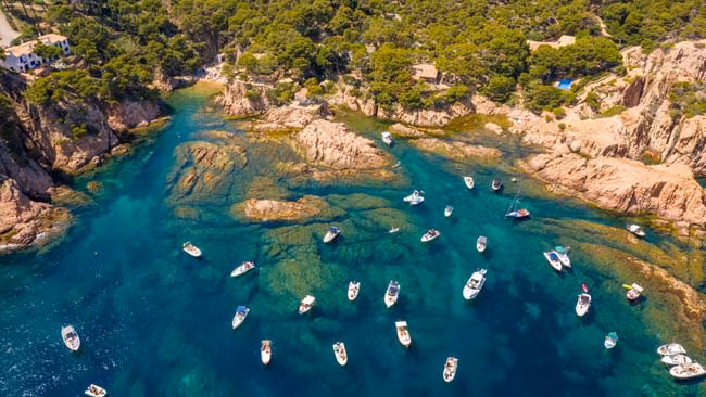 Spanien - Costa Brava, Luftaufnahme Strandbucht Aigua Xelida mit Booten