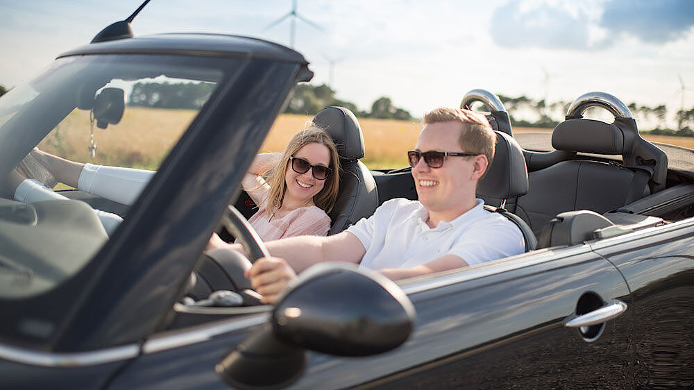 Paar im Cabrio-Mietwagen