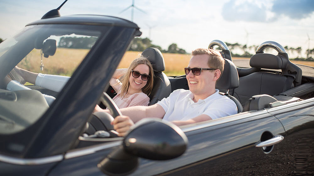 Paar im Cabrio-Mietwagen