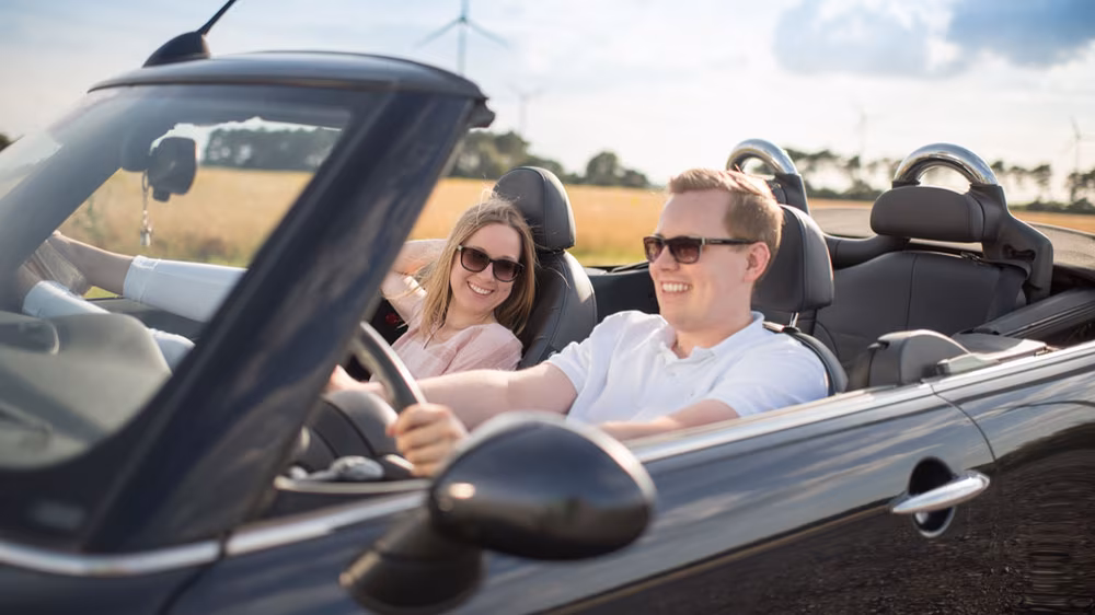 Mietwagen-Cabrio mit Paar Paar im Cabrio-Mietwagen