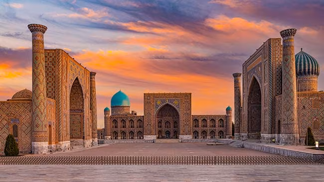 Usbekistan, Samarkand, Tempelanlage im Sonnenuntergang