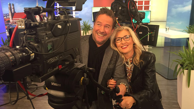 Kai Pätzmann und Cheré Zimmermann blicken hinter die sonnenklar.TV-Kamera