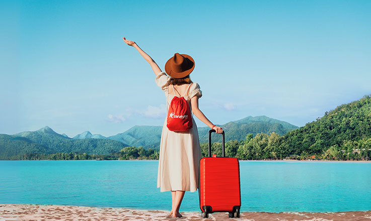 Corendon Airlines, Frau mit Koffer am Strand