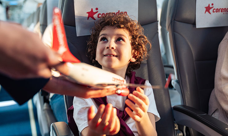 Corendon Airlines, Kind mit Flugzeug