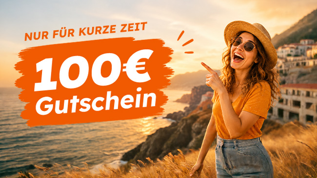 Newsletter-Anmeldung: Frau vor Küstenlandschaft zeigt auf einen Hinweis mit der Aufschrift „Nur für kurze Zeit – 100 € Gutschein“