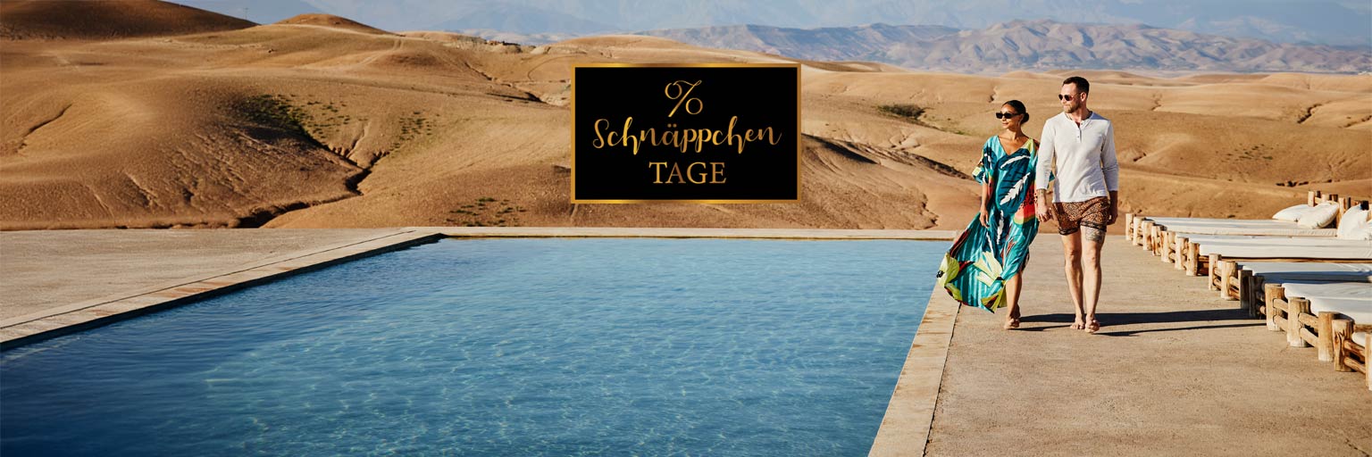 Paar Hand in Hand am Pool in Luxus Wüstencamp, Aktion Schnäppchentage
