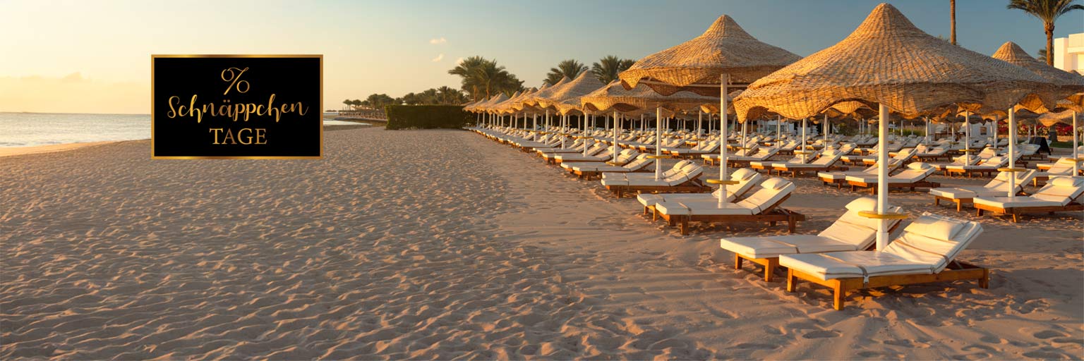 Strand mit Liegen im Sonnenuntergang, Aktion Schnäppchentage