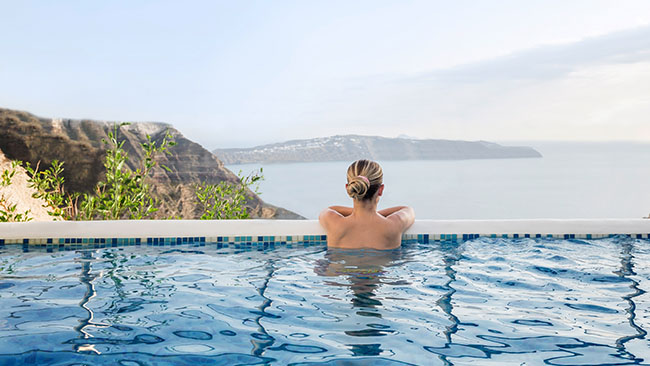 Singlereisen, Frau in Infinity-Pool, inkl. Aktionslogo