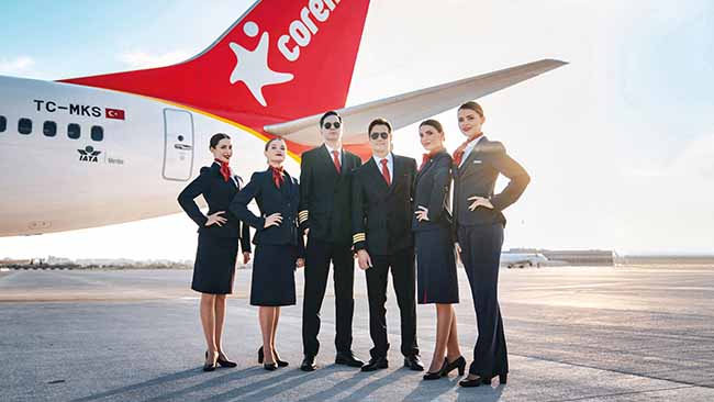Corendon Airlines, Crew vor Flugzeug