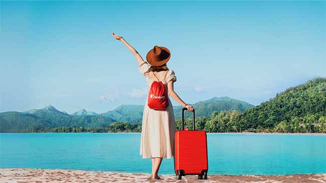 Corendon Airlines, Frau mit Koffer am Strand