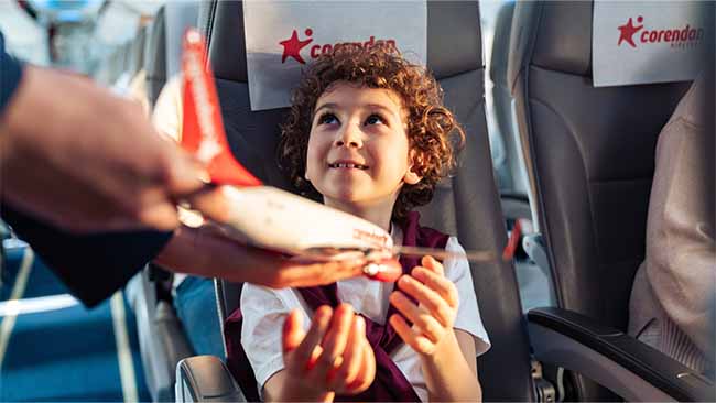 Corendon Airlines, Kind mit Flugzeug