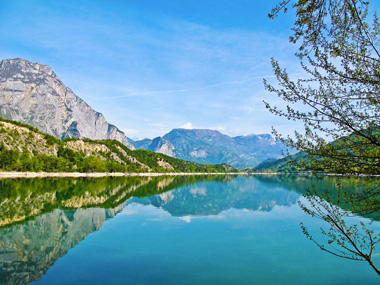 Italien - Trentino, Monte Bondone, See mit Bergen im Hintergrund