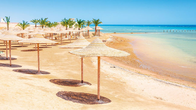 Strandabschnitt mit kristallklaren Meer in Hurghada, Ägypten