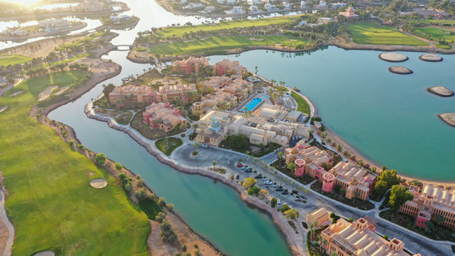 Luftaufnahmeon Kanälen und Brücken in Wohngegend El Gouna, Ägypten