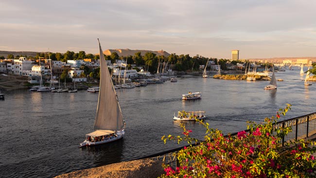Felukken Schiffe und Nilkreuzfahrtschiffe auf Nil in Aswan, Ägypten