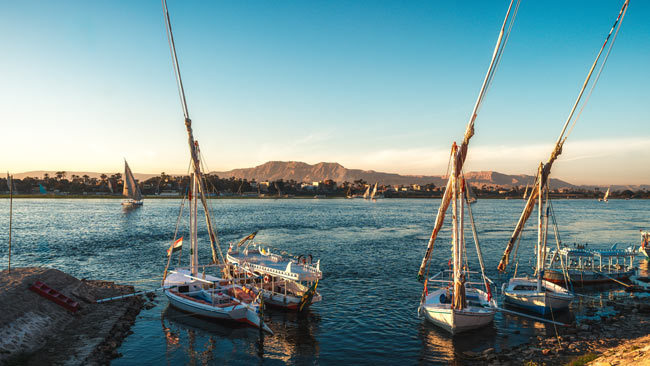 Angelegte Nilschiffe und traditionelle Segelboote auf Nil, Ägypten