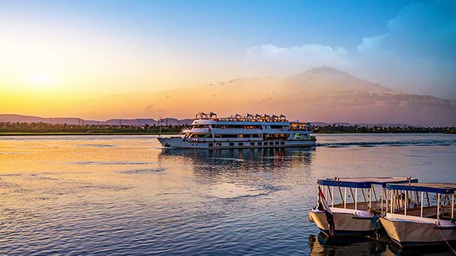 Ägypten - Nil, Schiff im Sonnenuntergang