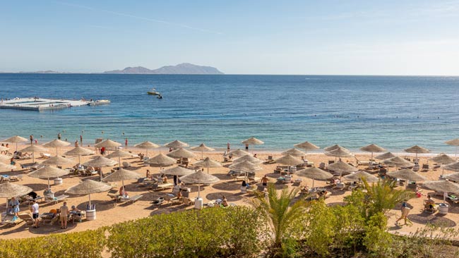 Strandabschnitt mit Liegen und Urlaubern, Sharm Al Seikh, Ägypten