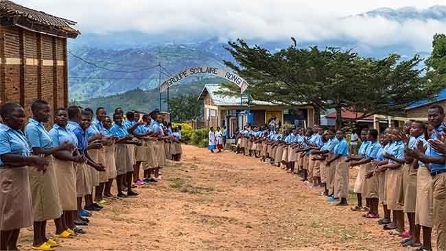 Afrika - Ruanda, Grundschule mit Schülern in Schuluniform