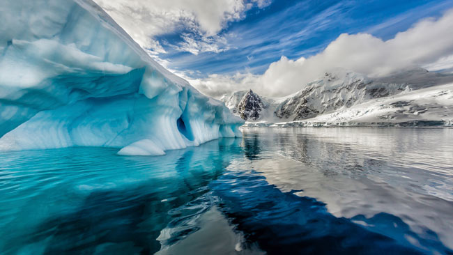 Antarktis, Eisberg schwebt in Andord Bay auf Graham Land