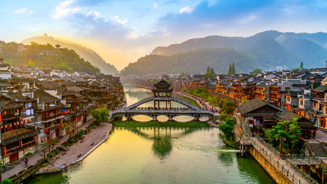 Asien, China - Antike Stadt Fenghuang am Fluss Tuo Jianh