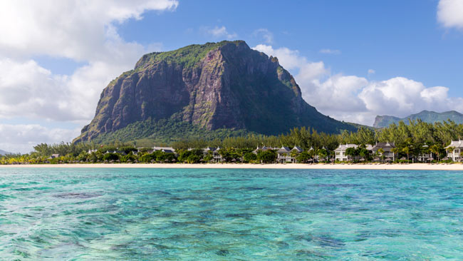 Asien - Indischer Ozean, Mauritius, Ansicht auf La Morne Brabant Felsen, Tropischer Strand mit Häusern