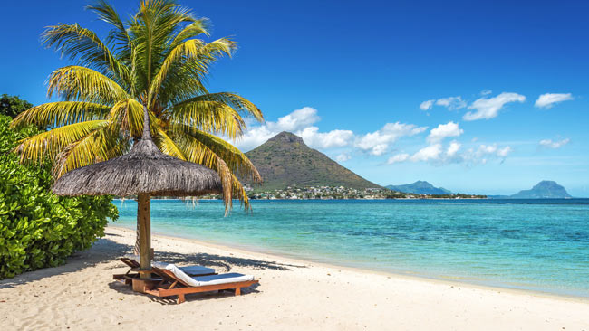 Asien - Indischer Ozean, Mauritius, Tropischer Strandabschnitt mit Liegestuhl und Sonnenschirm am Meer