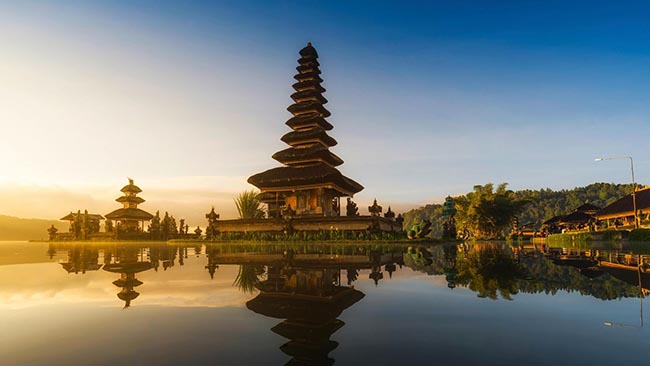 Asien, Indonesien - Bali, Tempel an See im Sonnenuntergang