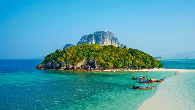 Thailand - Krabi, Insel mit Felsen und Booten auf einer schmalen Landzunge im kristallklaren Wasser