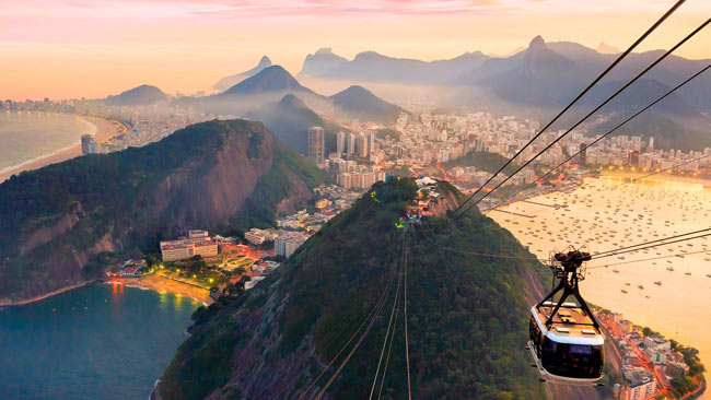 Brasilien, Seilbahn auf den Zuckerhut in Rio de Janeiro im Sonnenuntergang