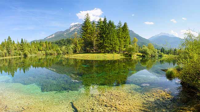 Deutschland - Allgäu, Glasklarer Bergsee mit Bergpanorma im Hintergrund