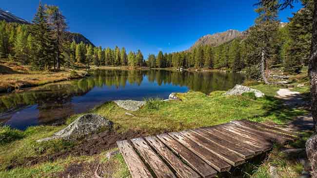 Deutschland Bayerischer Wald, See mit Bergen