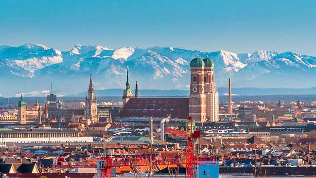 Deutschland - Bayern, Blick auf München mit Alpen im Hintergrund